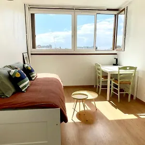https://charming-bright-sunny-studio-near-canal-st-75010.fr-paris.fr
